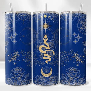 Peut inclure: Trois gobelets bleus en acier inoxydable avec des motifs célestes dorés. Chaque gobelet présente un serpent doré, des roses, des lunes, des étoiles et d'autres éléments célestes. Les gobelets ont un couvercle argenté et une paille transparente.