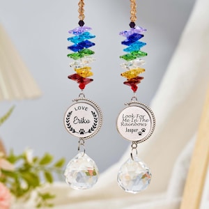 Puede incluir: Dos atrapasoles de cristal arcoíris con un encanto plateado. Los encantos tienen el texto "Love Eriko" y "Look for me in the rainbows Jasper".