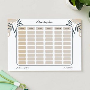 May include: A white schedule planner with a beige grid for subjects and times. The title "Stundenplan" is at the top. The name "Juliana Silva" and "Klasse 9a" are at the bottom. A pencil, a green wallet, and a plant are in the background.