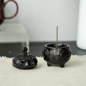 Incensário de coruja em cerâmica preta, suporte gótico para altar de bruxa para incenso em varetas.