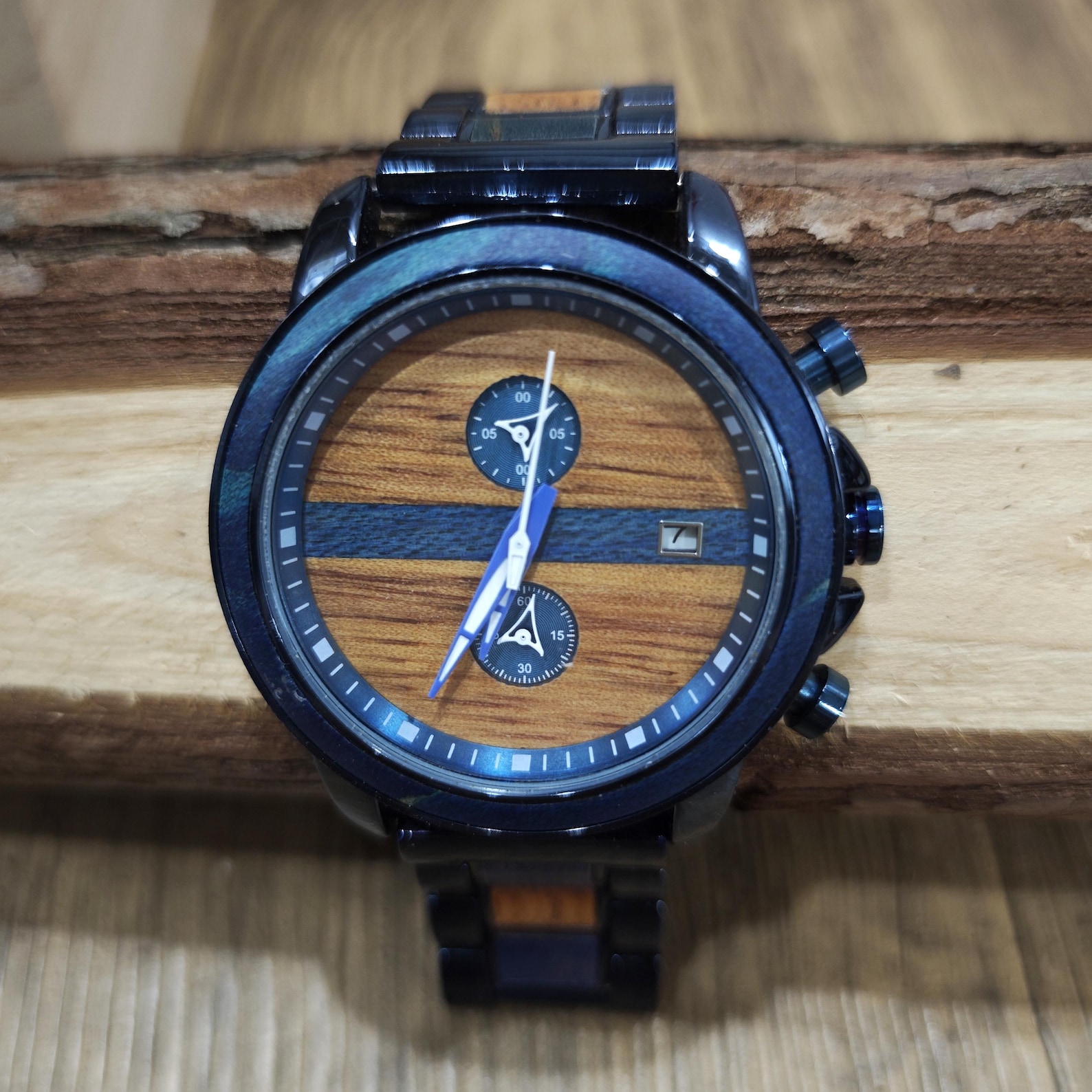 Uhr für den Bräutigam mit blauem Metall und Holz