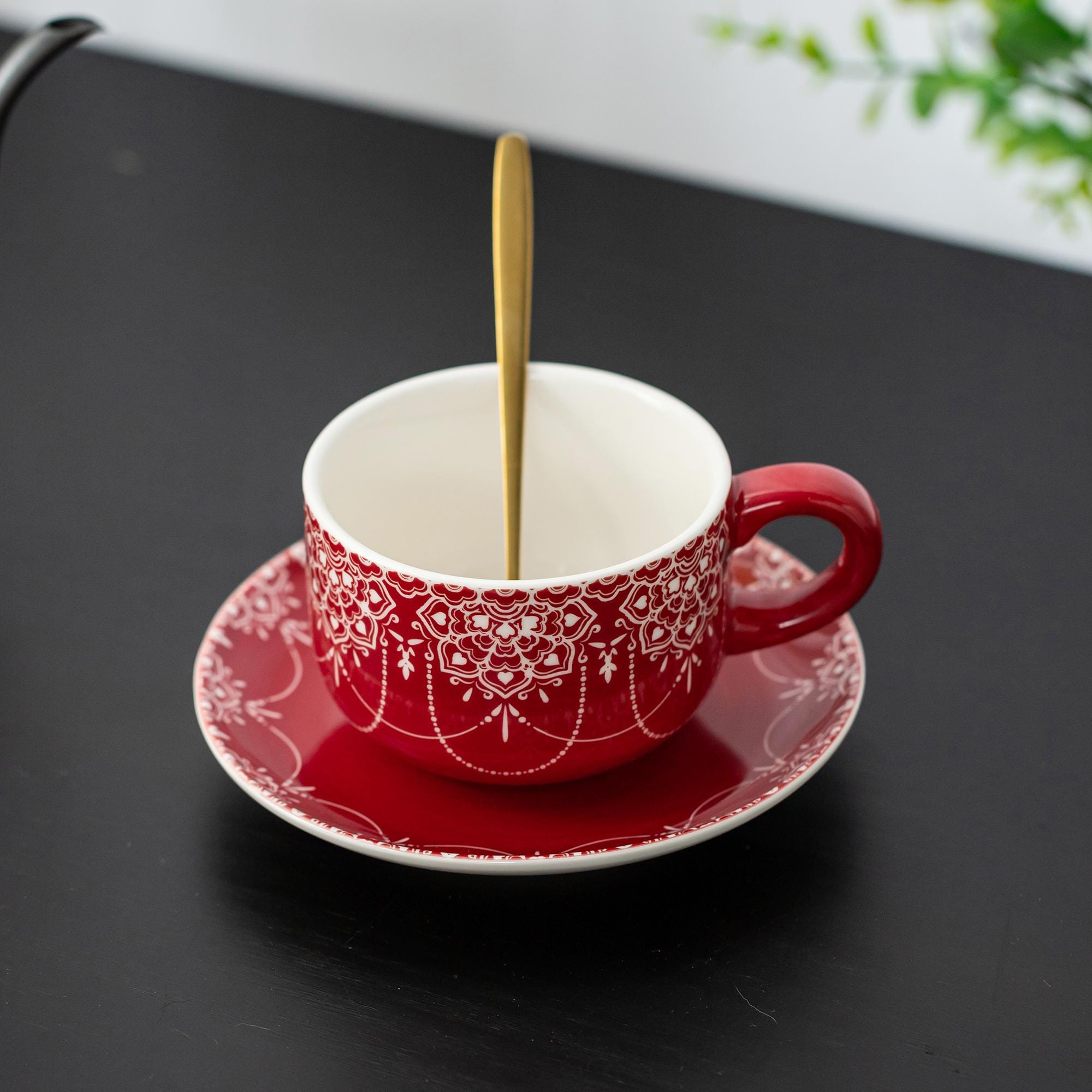 Rote gepunktete cups