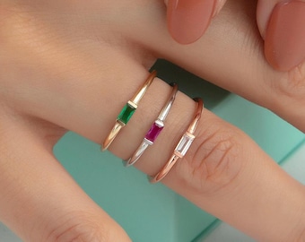 Anillo con piedra de nacimiento baguette: oro de 10 quilates, 14 quilates y 18 quilates, grabado personalizado