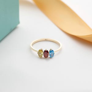 Familie Geburtsstein Ring - 10K 14K 18K Gold, anpassbares ovales Design mit 3 Steinen, sinnvolles Geschenk für sie