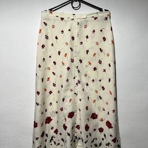 Saia Floral Vintage - Marfim com Flores Vermelhas e Laranja, Botão para Baixo, Tamanho M Algodão