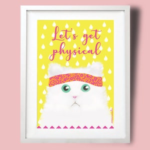 Könnte beinhalten: Eine weiße Katze mit einem rosafarbenen Stirnband mit geometrischem Muster trägt ein Stirnband und schaut in die Kamera. Der Hintergrund ist gelb mit weißen Regentropfen und dem Text "Let's get physical".
