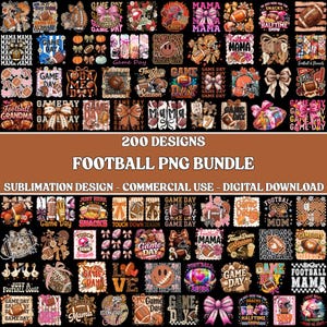 Puede incluir: Una colecci&oacute;n digital de 200 dise&ntilde;os PNG con tem&aacute;tica de f&uacute;tbol americano para sublimaci&oacute;n, que presenta varias ilustraciones de balones, lazos, cascos y textos como Game Day, Football Mama y Touchdown Season sobre un fondo negro.