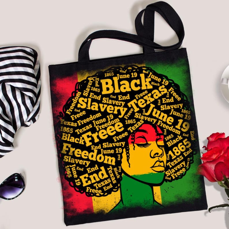 Pu&ograve; includere: Borsa tote nera con una grafica di un volto femminile e le parole "Black", "Freedom", "Texas" e "June 19". Lo sfondo presenta i colori rosso, giallo e verde. La borsa ha manici neri.