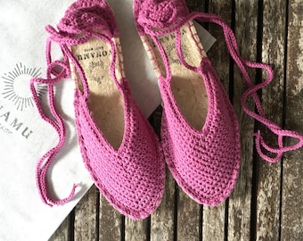 Handgefertigte Häkel-Espadrilles: Fuchsiefarbene Boho-Schnürschuhe