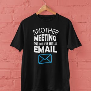 Puede incluir: Un juego de tres tazas de cerámica con un acabado mate moteado. Las tazas son de color crema, gris claro y gris oscuro. Cada taza tiene un diseño simple y minimalista.