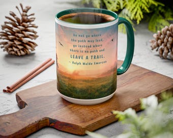 Taza con cita de Ralph Waldo Emerson: "Amanecer en un sendero colorido", inspiradora para senderistas, poetas y escritores, de 433 ml.