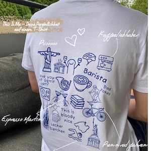 Könnte beinhalten: Weißes T-Shirt mit blauem Grafikdesign. Illustrationen umfassen eine Kaffeemaschine, ein Fahrrad und die Christusstatue. Der Text enthält "Barista", "Dad Jokes" und "This is bloody nice".