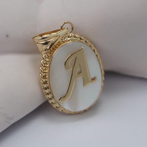 Breloque lettre 14 carats, collier initiale cursive, pendentif lettre 14 carats, alphabet cadeau personnalisé, collier lettre nacre, bijoux en or 14 carats