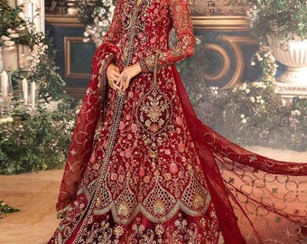赤い刺繍のレヘンガ・チョリ：パキスタンのブライダル披露宴