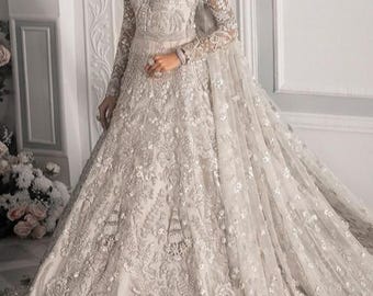 灰色の白い刺繍のマキシドレス：パキスタンのインドの結婚式の衣装