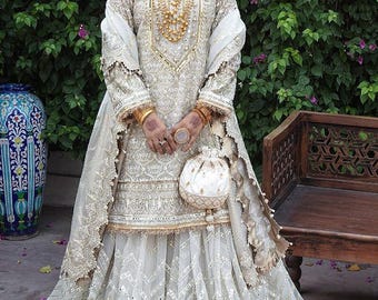 Nikkah Gharara bianco da sposa, abito da sposa pakistano ricamato
