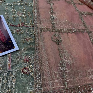 Peut inclure: Un tissu brod&eacute; vert clair et rose avec des embellissements argent&eacute;s. Le tissu pr&eacute;sente un motif floral d&eacute;licat et un design g&eacute;om&eacute;trique.