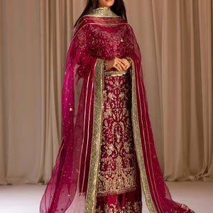 最新のパキスタンのウェディングドレス、インドの刺繍の服