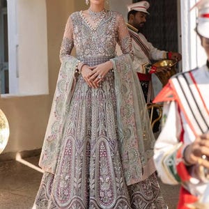 最新のパキスタンのウェディングドレス、インドの服、紫のロングマキシスタイルのブライダルドレス、パーティーゲストスーツ、サルワールカミーズ、カスタムステッチの衣装