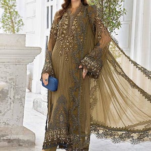 最新のパキスタンのウェディングドレス、インドの刺繍の服