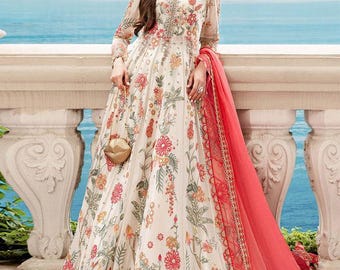 Op de afbeelding: Een witte maxi-jurk met een bloemenprint en een rode dupatta. De jurk heeft een ronde halslijn en lange mouwen. De dupatta is doorschijnend en heeft een kantboord.