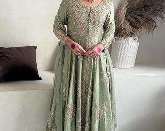 Pakistanisches Brautkleid: Besticktes Maxikleid aus Seide im Lehnga Stil