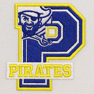 Może przedstawiać: Haftowana naszywka z niebieską literą "P" i piratem. Pirat ma przepaskę na oku i brodę. Słowo "PIRATES" jest wyhaftowane na żółto poniżej. Naszywka ma żółtą obwódkę.