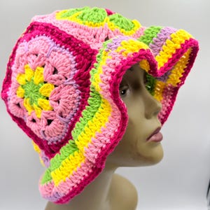 Sombrero de pescador cuadrado de abuela con flores africanas
