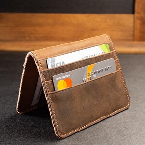 Billetera plegable de cuero de grano completo personalizada, billetera grabada para hombres, regalo perfecto para papá, billetera de cuero genuino para él, delgada y elegante