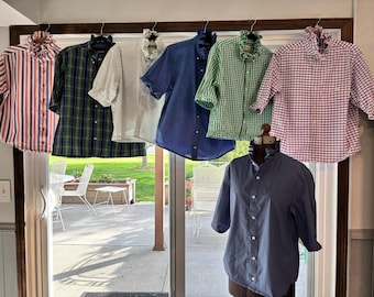 Blusas con cuello de volantes reciclado y mangas con puños hasta el codo.