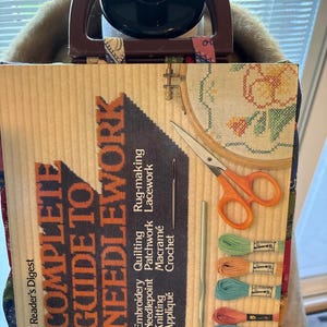 Bolso de mano con forma de libro