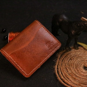 Leren kaarthouder, slanke persoonlijke portemonnee, volnerfleer, aangepaste initialen, 6 kaartsleuven, slank ontwerp | Vintagebruin