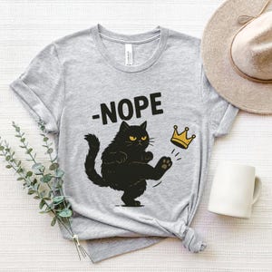 アメリカに王はいない黒猫シャツ、王はいないシャツ、面白い政治ミームTシャツ、愛国的なシャツ、自由の女神シャツ、社会正義シャツ