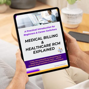 Peut inclure: Une tablette affiche une couverture de livre intitulée "MEDICAL BILLING & HEALTHCARE RCM EXPLAINED". La couverture présente du texte en blanc et violet, avec l'image d'une personne travaillant sur un ordinateur. La tablette est tenue par une personne.