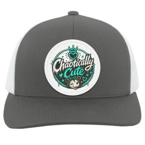 Op de afbeelding: Grijze truckerpet met een witte mesh achterkant en een ronde patch. De patch toont de woorden "Chaotically Cute" in een scriptlettertype, met een cartoonbuidelrat en turquoise accenten.