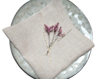 Napkins made of 100% linen in natural.
