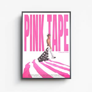 Puede incluir: Un póster enmarcado con el texto "PINK TAPE" en letras rosas grandes. El póster presenta una ilustración de una persona caminando sobre una superficie a rayas rosas y blancas, sosteniendo una bandera en blanco y negro. También se ve el texto "An Album By Lil Uzi Vert".