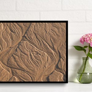 Sand Oracle – Stampa Fine Art 40×30cm | Magiche linee di sabbia dell'Atlantico | Fotografia naturalistica su carta Fuji Crystal | Stampa artistica senza cornice