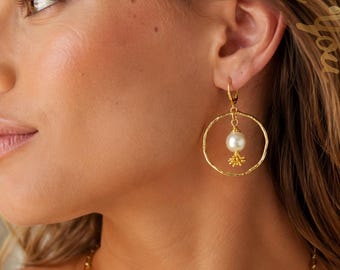 Orecchini a cerchio con perla incastonata
