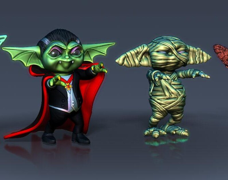 Puede incluir: Tres figuritas de monstruos de Halloween verdes y marrones. La primera es un vampiro con una capa roja, la segunda es una momia y la tercera es un zombie con una cabeza roja y naranja.