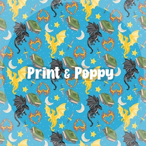 Puede incluir: Un patrón repetitivo sobre un fondo azul con dragones, libros, espadas, lunas, estrellas y corazones en llamas. Los dragones son negros y amarillos. El texto "Print & Poppy" está en el centro.