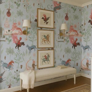 K&ouml;nnte beinhalten: Hellblaues Schlafzimmer mit verspielter Tapete mit Fabelwesen und botanischen Elementen. Drei gerahmte Illustrationen h&auml;ngen &uuml;ber einer cremefarbenen Bank. Zwei Wandleuchten mit Lampenschirmen sind an der Wand montiert.