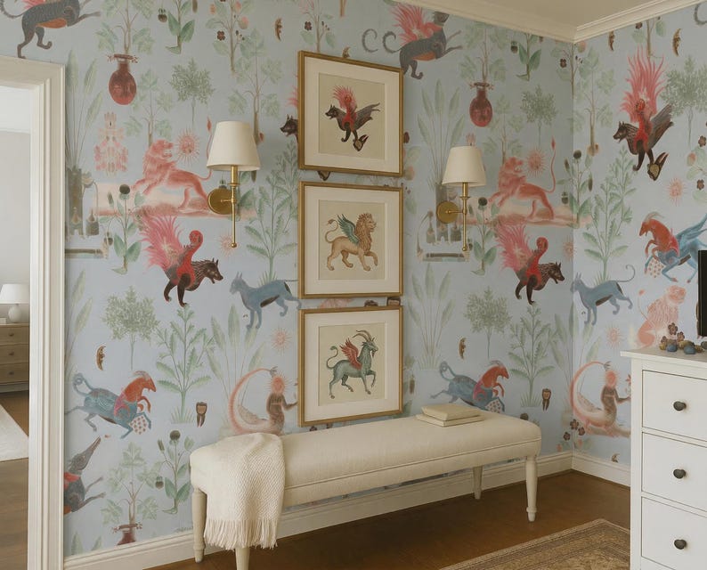 K&ouml;nnte beinhalten: Hellblaues Schlafzimmer mit verspielter Tapete mit Fabelwesen und botanischen Elementen. Drei gerahmte Illustrationen h&auml;ngen &uuml;ber einer cremefarbenen Bank. Zwei Wandleuchten mit Lampenschirmen sind an der Wand montiert.