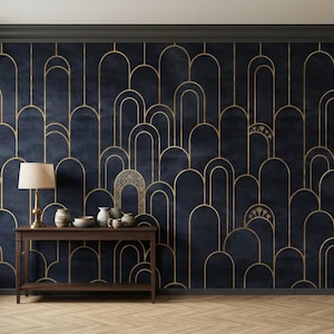 Pode incluir: Uma parede azul escura com um design art déco dourado. Uma mesa de consola de madeira suporta uma lâmpada e vários vasos e tigelas de cerâmica. A sala tem um chão de parquet.