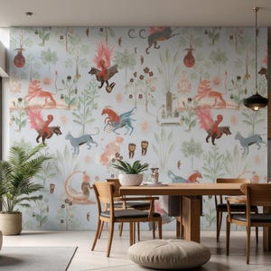 K&ouml;nnte beinhalten: Hellblaue Tapete mit einem skurrilen Design von Fabelwesen, darunter gefl&uuml;gelte Pferde, L&ouml;wen und andere fantastische Figuren. Die Tapete hat eine weiche, pastellfarbene Farbpalette mit Akzenten in Rot, Rosa und Gr&uuml;n.