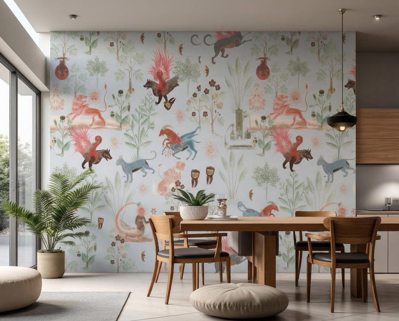 K&ouml;nnte beinhalten: Hellblaue Tapete mit einem skurrilen Design von Fabelwesen, darunter gefl&uuml;gelte Pferde, L&ouml;wen und andere fantastische Figuren. Die Tapete hat eine weiche, pastellfarbene Farbpalette mit Akzenten in Rot, Rosa und Gr&uuml;n.