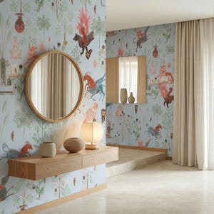 K&ouml;nnte beinhalten: Hellblaue Tapete mit einem skurrilen Design mit Fabelwesen, B&auml;umen und floralen Elementen. Ein runder Holzspiegel h&auml;ngt an der Wand &uuml;ber einer Holzkonsolentisch mit dekorativen Vasen und einer Lampe. Der Raum hat eine moderne, k&uuml;nstlerische &Auml;sthetik.