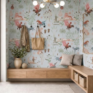 Puede incluir: Una habitación con papel pintado azul claro con ilustraciones de criaturas míticas y plantas. El espacio incluye un banco de madera, un bolso tote, un abrigo y jarrones decorativos. Un espejo refleja el diseño de la habitación.