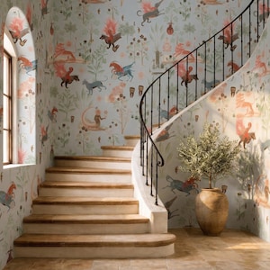 K&ouml;nnte beinhalten: Ein Flur mit geschwungener Treppe und schwarzem Gel&auml;nder, dekoriert mit hellblauer Tapete. Die Tapete hat ein skurriles Design mit Fabelwesen in Rot, Blau und Gr&uuml;n. Eine Topfpflanze steht in der N&auml;he der Treppe.