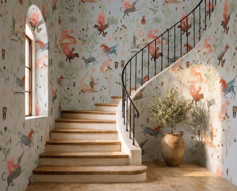 K&ouml;nnte beinhalten: Ein Flur mit geschwungener Treppe und schwarzem Gel&auml;nder, dekoriert mit hellblauer Tapete. Die Tapete hat ein skurriles Design mit Fabelwesen in Rot, Blau und Gr&uuml;n. Eine Topfpflanze steht in der N&auml;he der Treppe.
